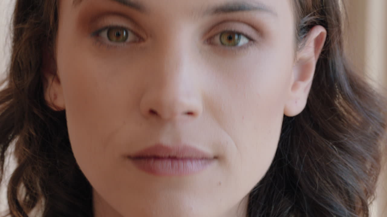 retrato de una mujer hermosa aplicando maquillaje preparándose en casa mirándose en el espejo disfrutando de la tez natural preparación matutina