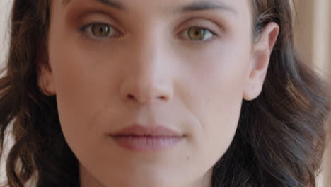 retrato de una mujer hermosa aplicando maquillaje preparándose en casa mirándose en el espejo disfrutando de la tez natural preparación matutina