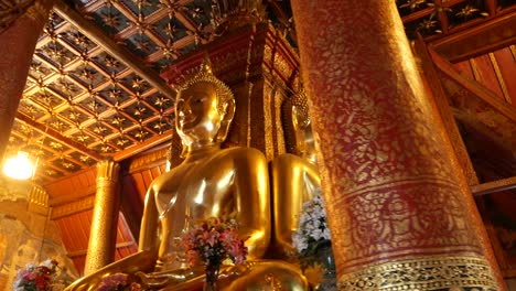 Gran-Estatua-Dorada-De-Buda-Ubicada-En-El-Famoso-Templo-Wat-Phumin,-Provincia-De-Nan,-Tailandia