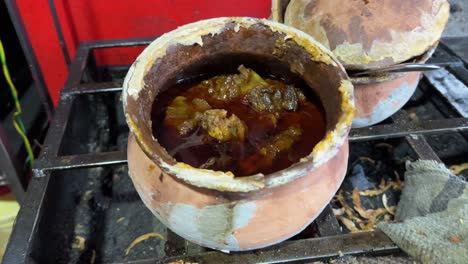se está preparando una sartén de curry de pollo handi.