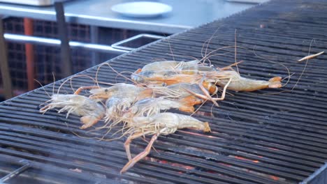 Kochen-Frischer-Flussgarnelen-Auf-Heißem-Holzkohlegrill