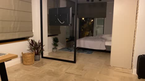 toma interior de un apartamento acogedor con vista a la calle desde la cama