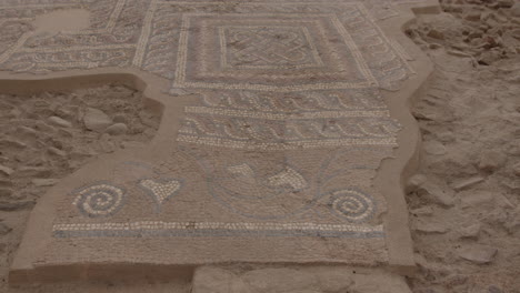 un primer plano del antiguo mosaico de piedra en la iglesia de laodicea.