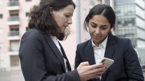 Concentrated-businesswomen-using-smartphone