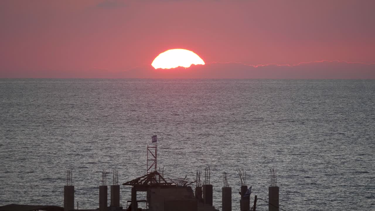 지중해 위에서 피  ⁇ 은 해가 지는 동안 가자에서 날아다니는 이스라엘  ⁇ 발