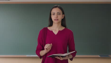 Profesora-India-Resolviendo-El-Problema-De-Un-Estudiante