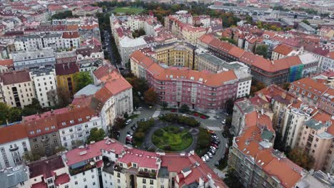 luftdrohnenaufnahme des skroup-platzes in zizkov, prag, tschechische republik, aufsteigende, nach oben neigende panoramaaufnahme