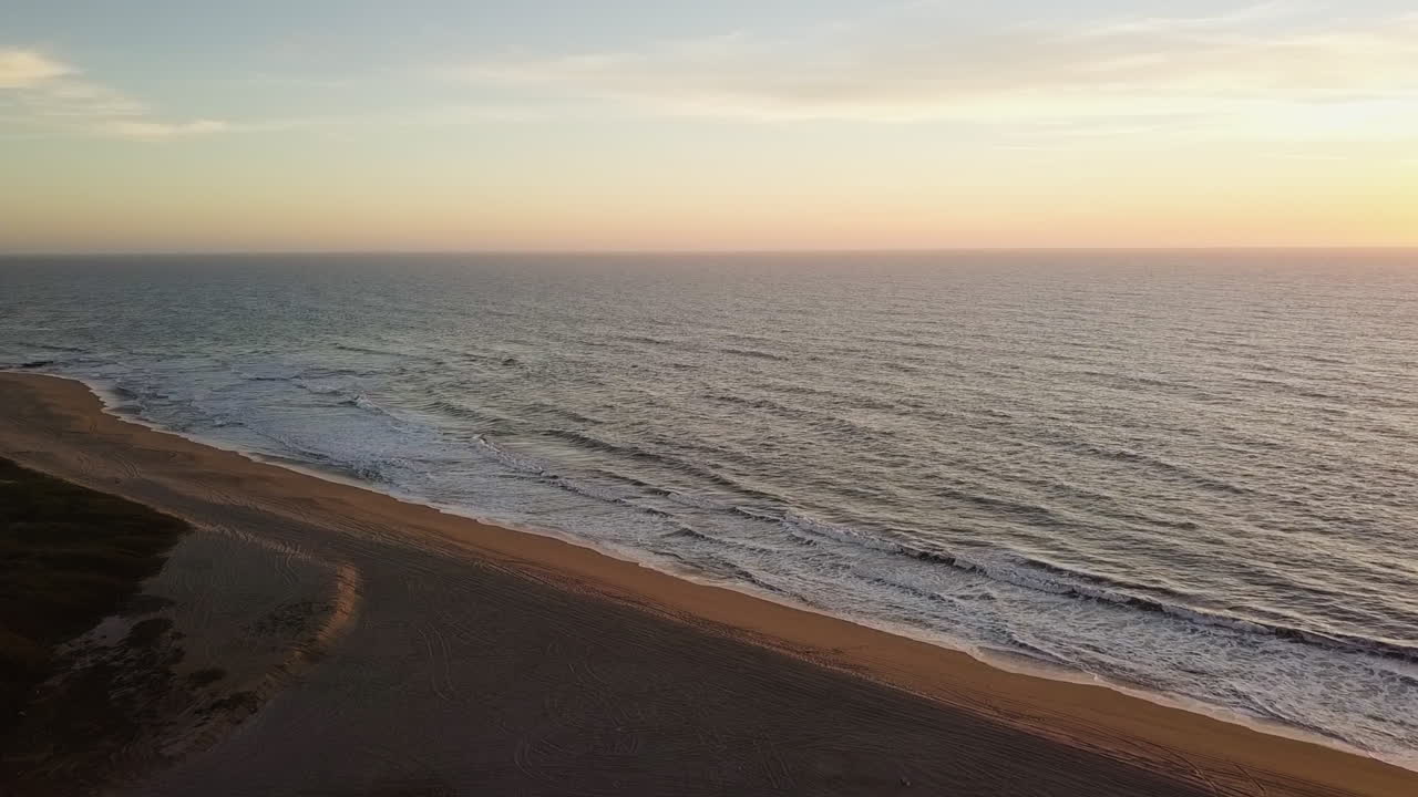hermoso atardecer en la playa de retiro en mazatlán, méxico