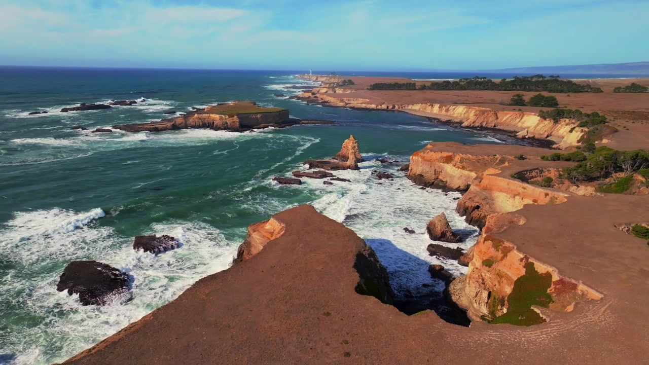 Dia ensolarado na costa de Mendocino, Farol Rochedo de Point Arena, vista aérea de drone, costa acidentada da Califórnia, ondulação das ondas, costa rochosa, Rochas, Fort Bragg, São Francisco, Oceano Pacífico Norte, giro costeiro para a esquerda