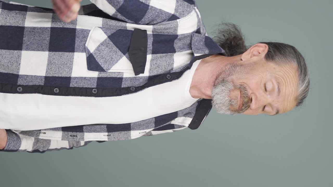 오만한 거만한  ⁇ 은이의 수직 비디오.