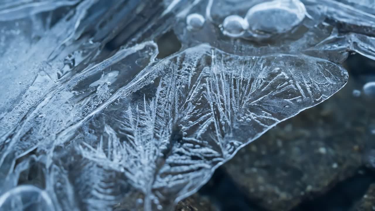 Scatto macro di formazioni di ghiaccio invernali con bolle d'aria