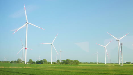 Pasando-Por-Majestuosos-Aerogeneradores-En-El-Norte-De-Alemania-Contra-El-Cielo-Azul