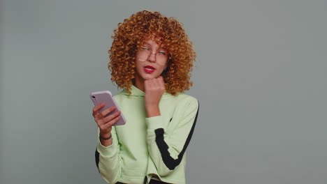 niña adolescente enviando mensajes de texto compartiendo contenido en teléfonos inteligentes aplicaciones de redes sociales compras en línea