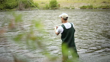 Schuss-Eines-Kaukasischen-Männlichen-Fischers,-Der-Seinen-Haken-Beim-Fliegenfischen-Wirft-4