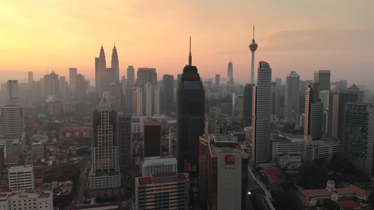 Vista aerea dello skyline della città di Kuala Lumpur all'alba a Kuala Lumpur, Malesia.
