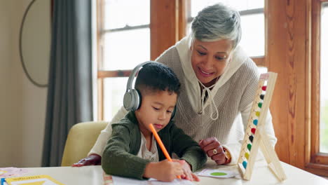 niño, tarea de matemáticas o enseñanza de la abuela