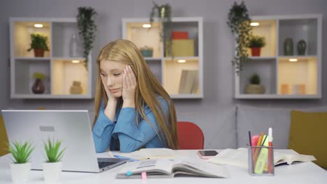 Die-Studentin,-Die-Sich-An-Den-Schlimmen-Moment-Erinnert.