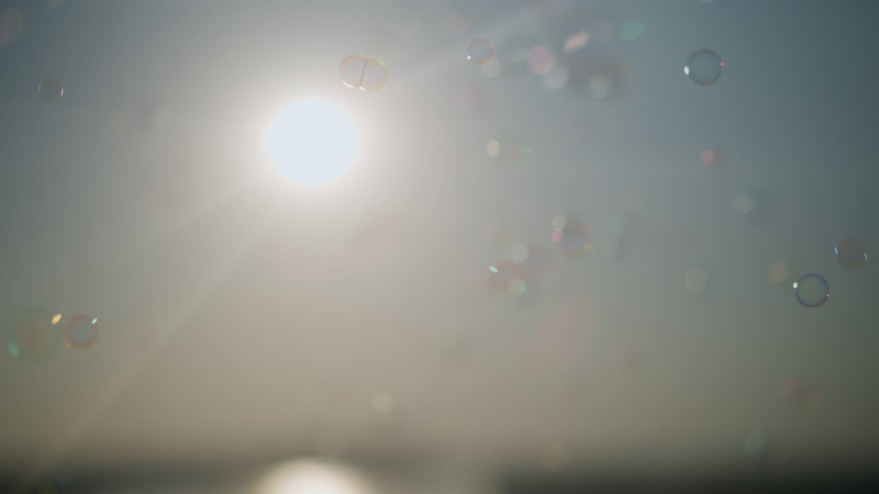 мягкая, эфирная сцена пузырьков, плавающих мягко в воздухе под ярким солнцем. солнечный свет создает спокойную, мечтательную атмосферу