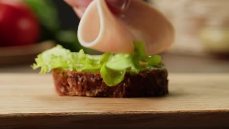 ham and lettuce sandwich