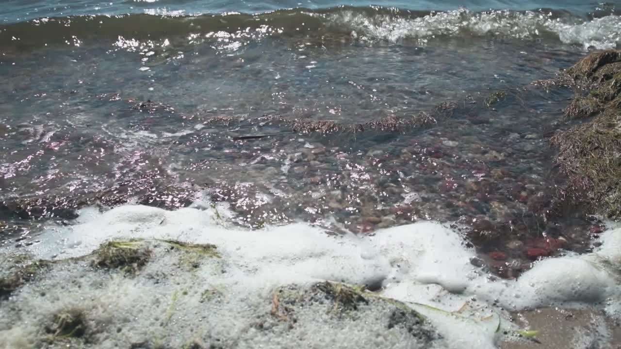 물이 튀고 느린 동작으로 거품 만들기