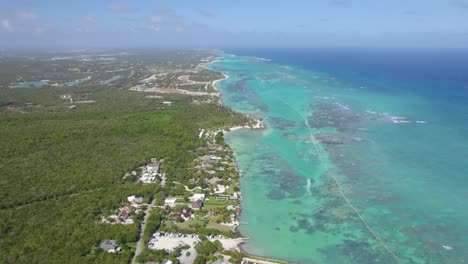 Vista-Aérea-Con-Vistas-A-La-Costa-Paradisíaca-De-Punta-Cana,-Soleada-República-Dominicana---Dando-Vueltas,-Disparo-De-Drones