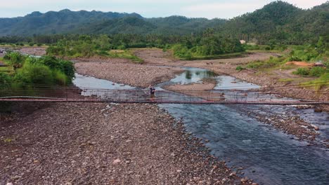 Explorador-En-El-Hermoso-Entorno-Rural-De-Guinsaugon,-Municipio-De-St