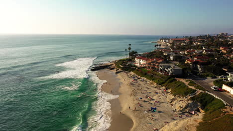 Gente-En-La-Playa-De-Windansea-En-La-Jolla