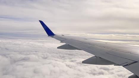 primer plano de la superficie del ala del avión volando alto sobre las nubes