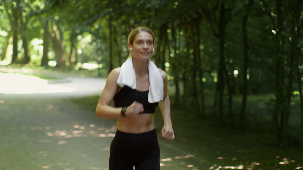mujer trotando en un parque