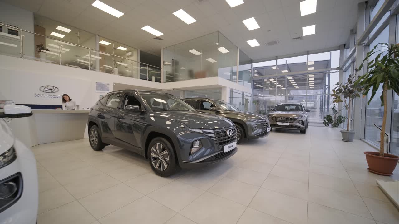 concesionario de automóviles con una fila de vehículos nuevos anónimos a la venta. sala de exhibición con automóviles brillantes. automóviles