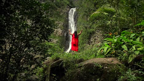 Ein-Hawaiianer-Streckt-Seine-Hände-Aus,-Um-Einen-Wasserfall-Zu-Segnen-1