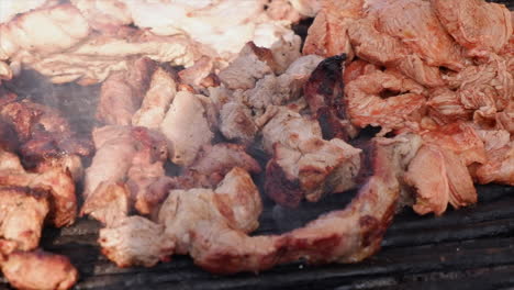 carne de cerdo cocinada en una parrilla caliente en el mercado de la calle león en nicaragua