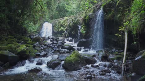 dos pequeñas cascadas que caen en cascada en el río rocoso