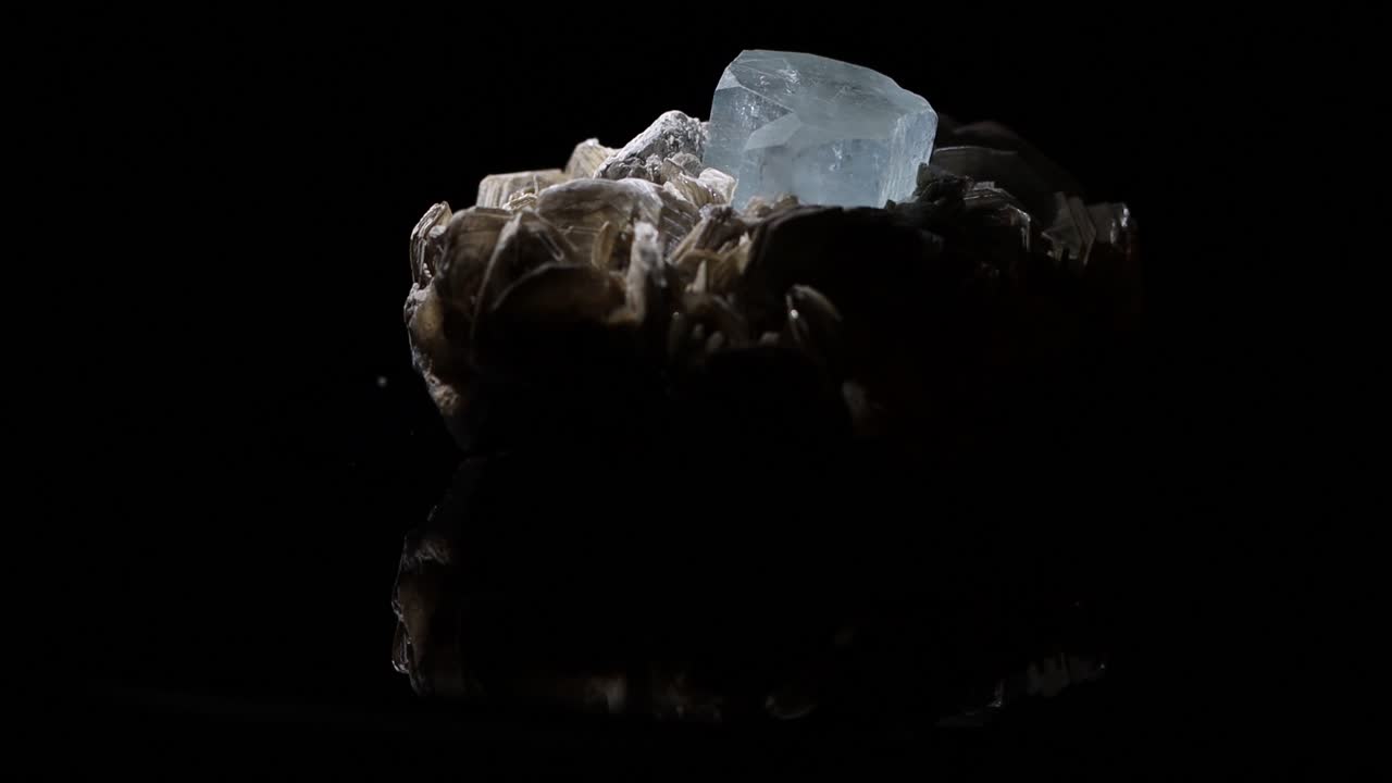 아름답게 형성된 아쿠아마린 크리스탈이 백운모 매트릭스에서 나옵니다.