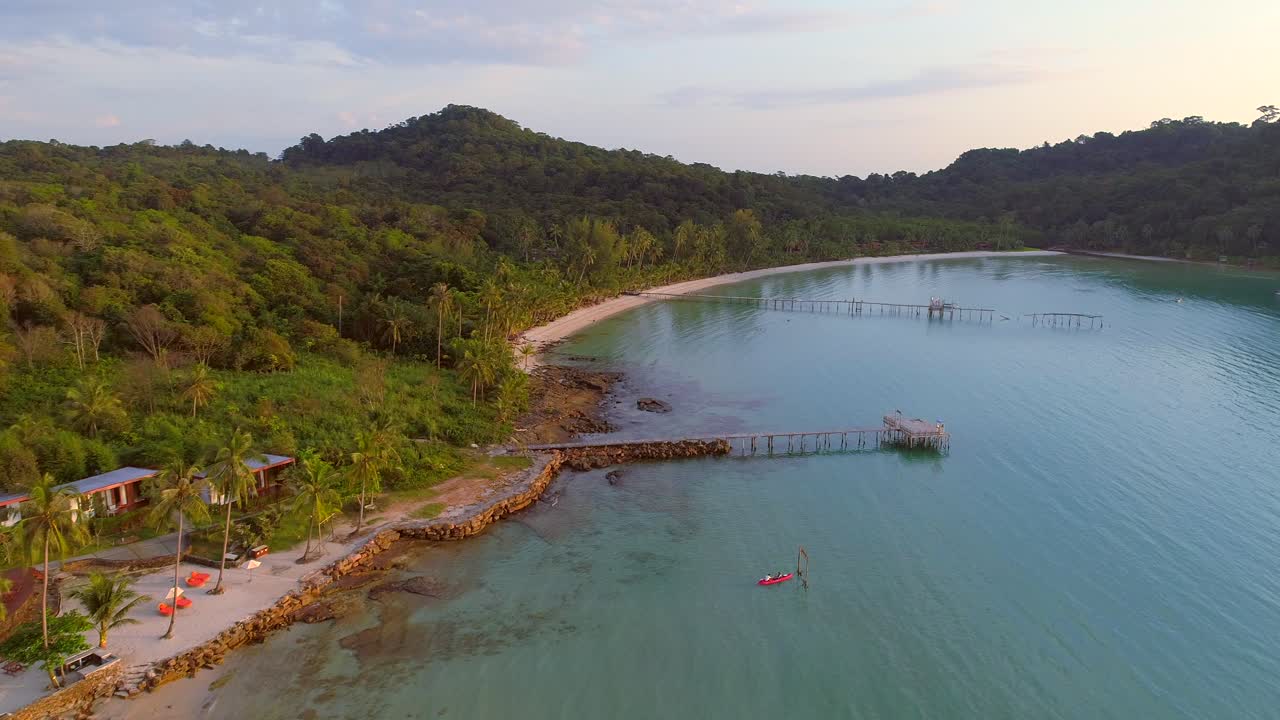 volando sobre el muelle de madera de koh kut