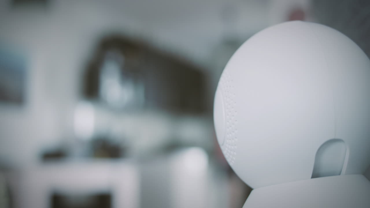 cámara de seguridad doméstica sigue a una persona en la sala de estar