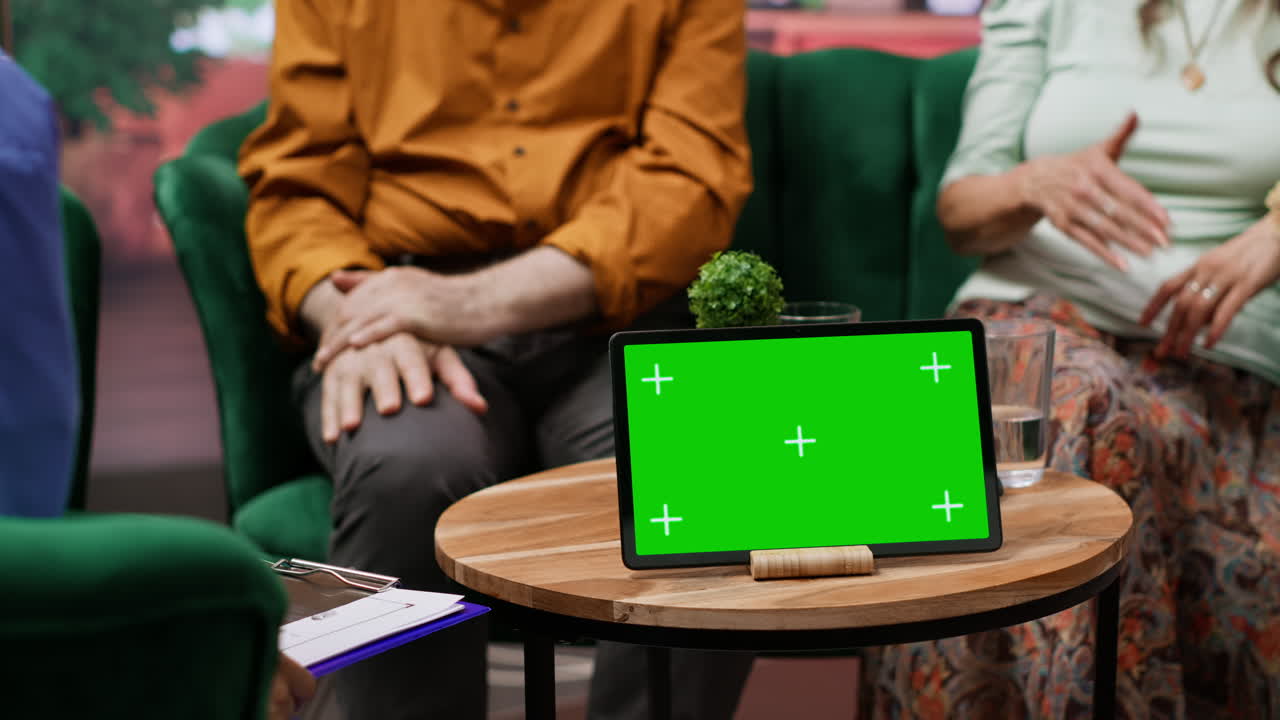 personas de edad avanzada escuchando consejos profesionales de atención médica de una enfermera