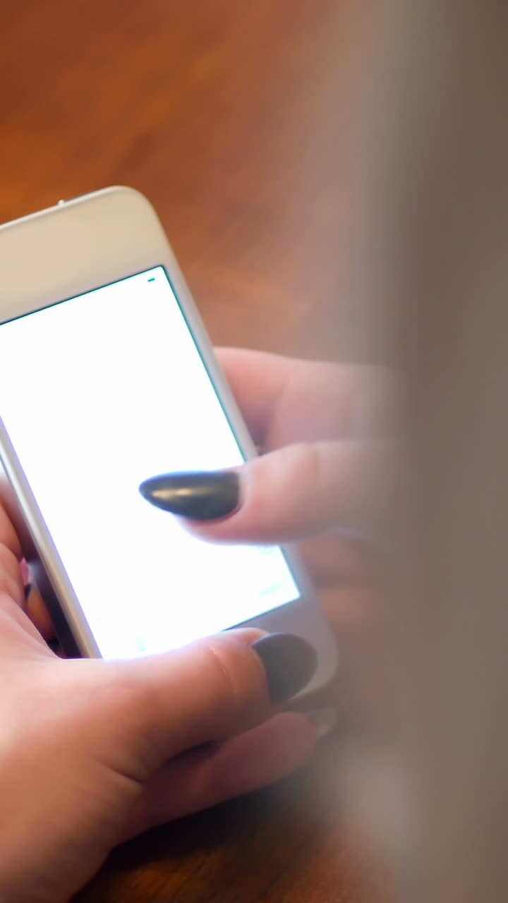 Invio di messaggi di testo della donna sul telefono cellulare