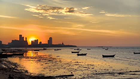 vista del atardecer con barcos y el horizonte de la ciudad