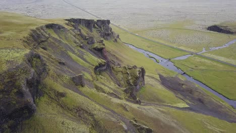 video aereo de montaña con un rio y una carretera de fondo