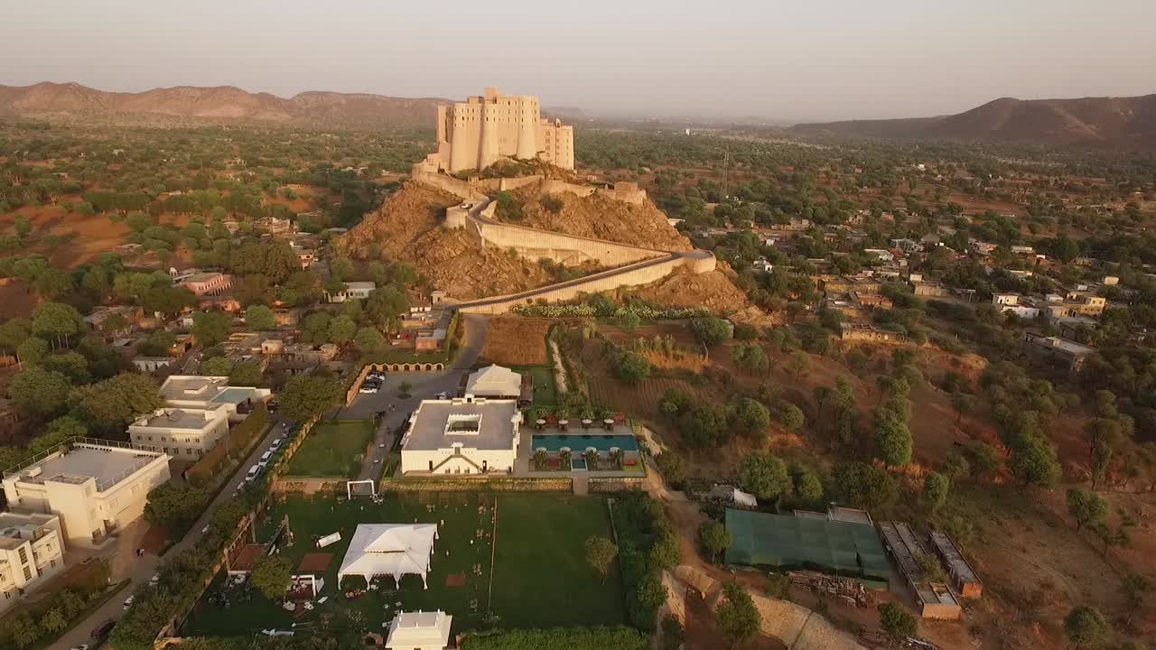 una vista aérea muestra el fuerte bishangarh de alila en jaipur rajasthan india 4
