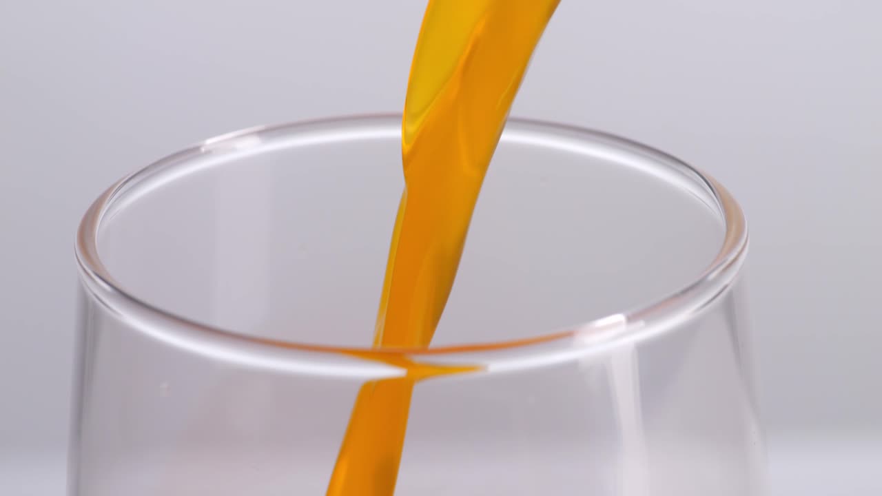 Il succo d'arancia versato in un bicchiere