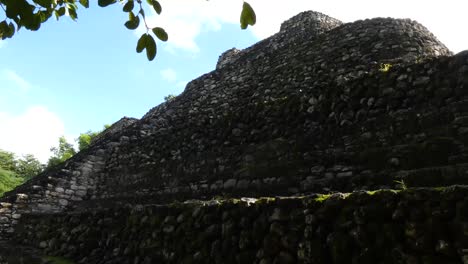 detalle del templo 24 en chacchoben, sitio arqueológico maya, quintana roo, méxico