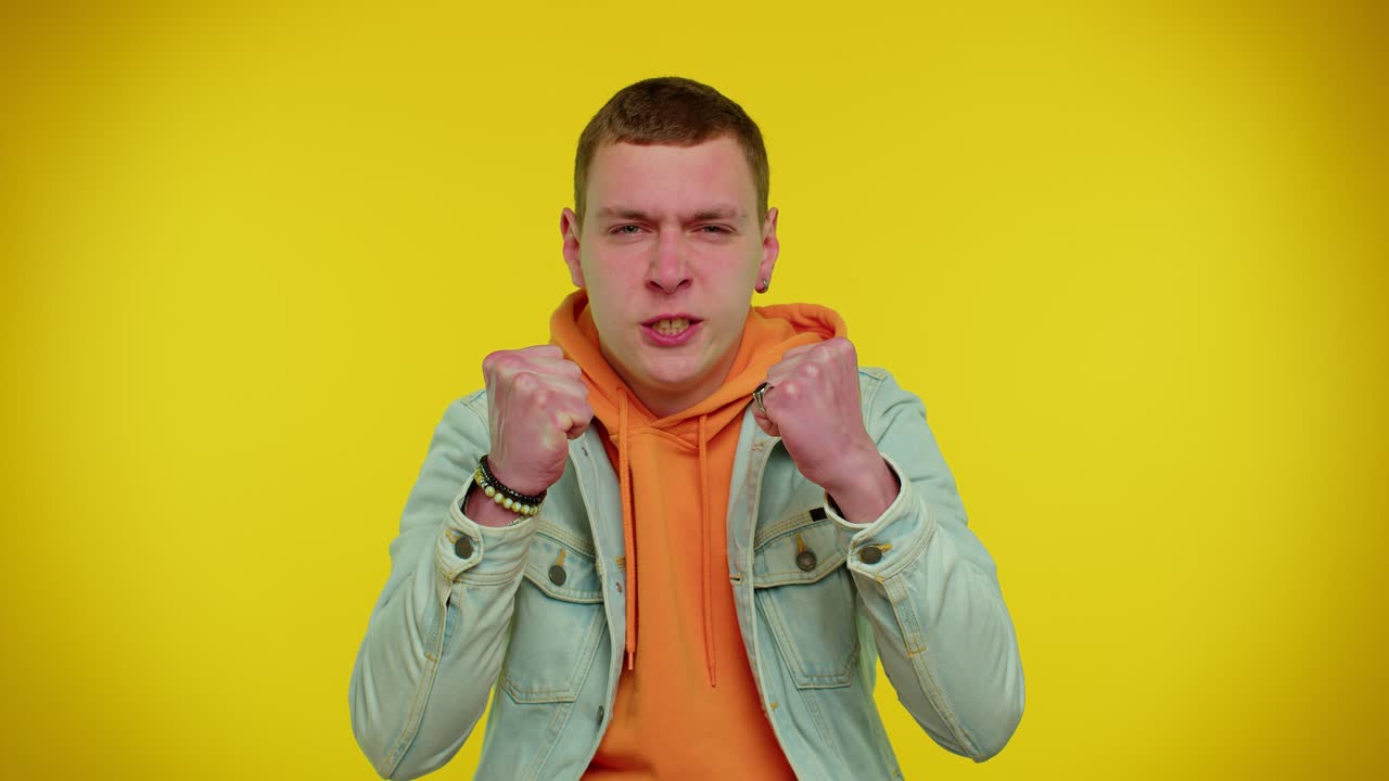 남자가 머리카락을 어내면 그는 좌절하고 화가 나죠.