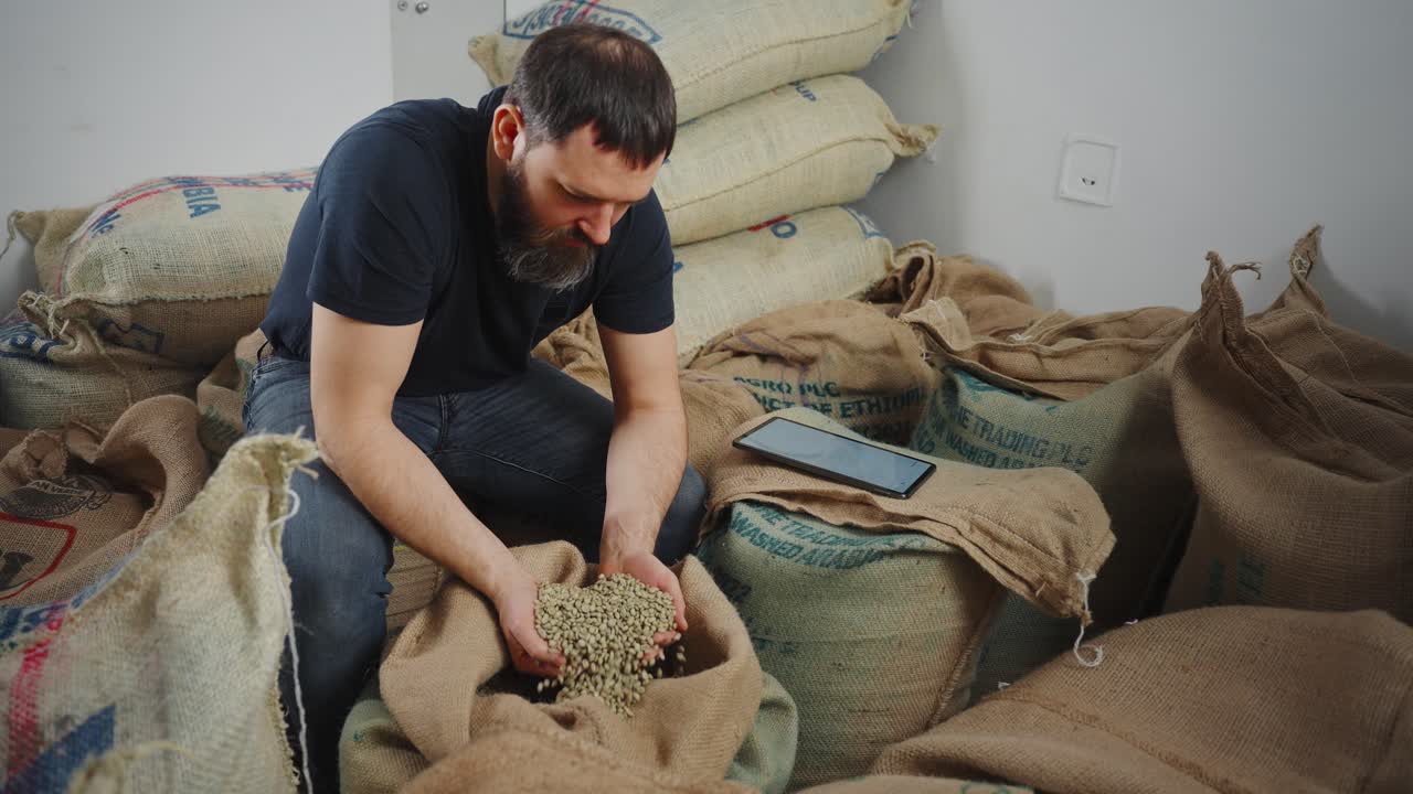 Coltivatore di caffè che ispeziona chicchi di caffè verdi