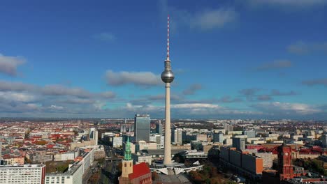 Fliegen-In-Richtung-Berliner-Fernsehturm-Und-Blicken-Auf-St