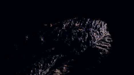 agujero de primer plano dentro de una gran cueva natural con murciélagos