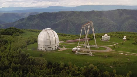 observatorio científico astrofísico especial. centro astronómico para observaciones terrestres del universo con un gran telescopio.