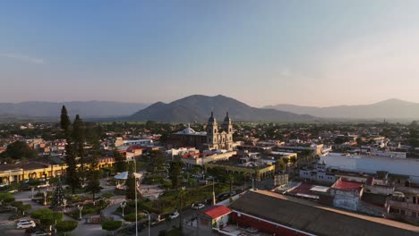 ciudad y municipio de tuxpan en jalisco, méxico - toma aérea de drones