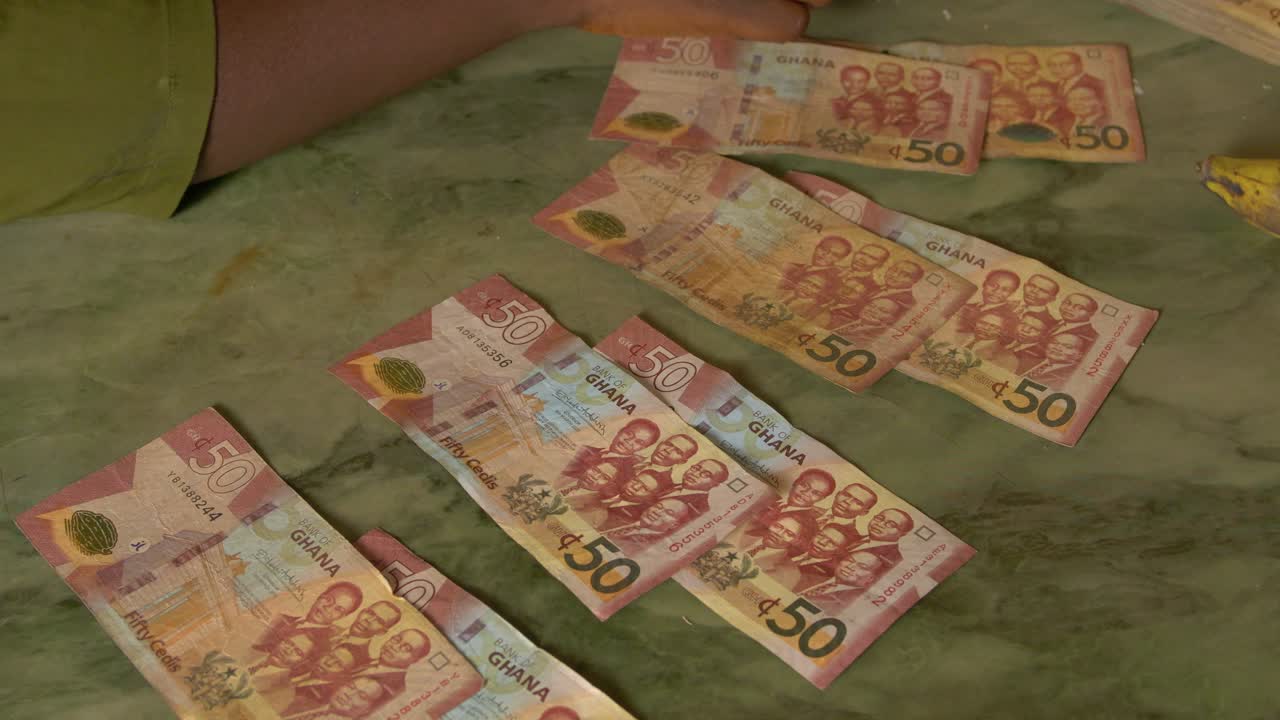 돈을 계산하는 흑인 여성 가나 통화 지폐, 아프리카 빈곤 세금 및 파산 정부 부패 개념